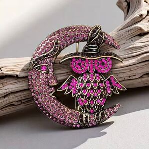 ブローチ 月とフクロウ ヴィンテージ風 ピンクパープル ジルコニア ラインストーン ロマンチック かわいい 可愛い ピン