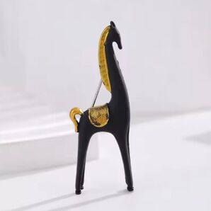 ブローチ 馬 スリムなうま 黒 ブラック 上品 清楚 エレガント かわいい 可愛い キュート フォーマル アクセサリーピン 干支