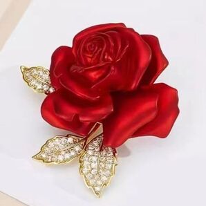 ブローチ 薔薇 バラ 赤 レッド ゴールドカラー 上品 エレガント 清楚 かわいい 可愛い フォーマル アクセサリーピン