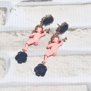 存在感抜群 ラッパを吹く天使と黒薔薇のピアス 重厚感 ピンク ゴールド ブラック ハート 天使モチーフ 大きめピアス 一点もの