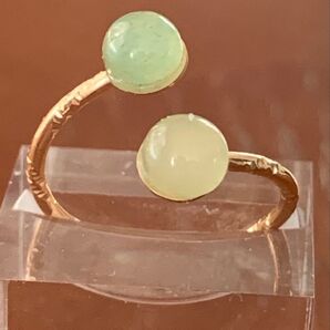 宝石質ミントグリーンカルセドニーと天然翡翠のハグリング ハンドメイド ※似てるけど違うんです^_^