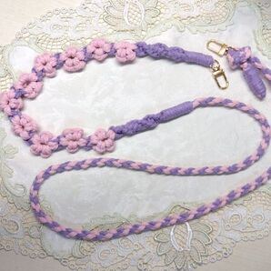 長さ調節可能 紫とピンク 花 スマホショルダーストラップ