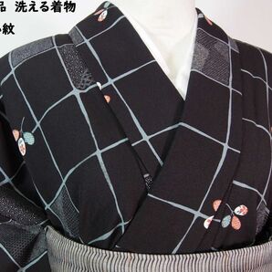 ほぼ美品 単衣 洗える着物 小紋 格子に花文様 手縫い 黒色系