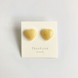 ハート型ホワイトチョコレートのピアス/イヤリング レジンアクセサリー ハンドメイド スイーツ