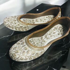 光蔓のカシーダジュッティ 静かな流れをたどる白の一足 シューズ