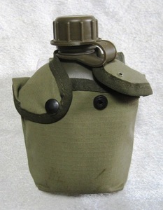 南アフリカ軍１Ｌ水筒カバーＢ（水筒本体を除く・ホックボタン破損）