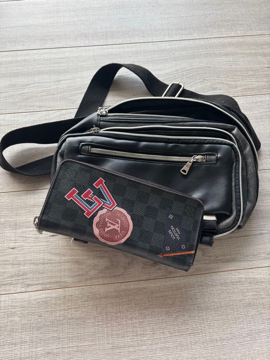 ブラックレザーショルダーバッグ　メンズ　財布はサイズ参考 ボディバッグ ブラック 黒 ワンショルダー ショルダーバッグ バッグ