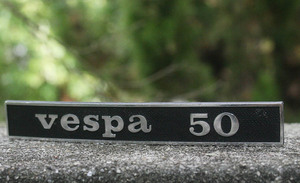 ベスパ 50R (50N) リアバッジ (エンブレム) 90年代期のデッドストック VESPA オーナメント 