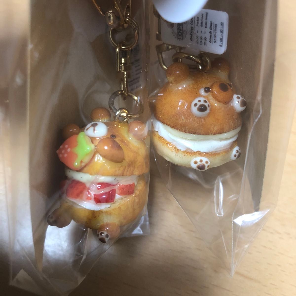 ハンドメイド 作家　樹脂粘土 フェイクスイーツ くま　クリーム　パン　プティ ポッシュ　petit poche キーホルダー