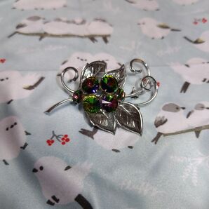 レトロブローチ⑨ オーロラ加工カラーのガラスブローチ 価格の相談不可