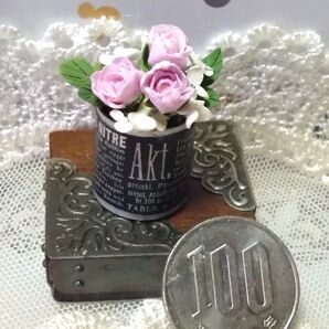 ミニチュアの花「ピンクの薔薇」のガーデン丸缶