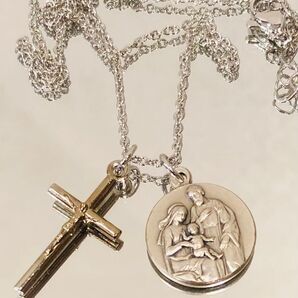 聖家族メダルと十字架ネックレス ●聖家族の彫りメダル シルバーカラー