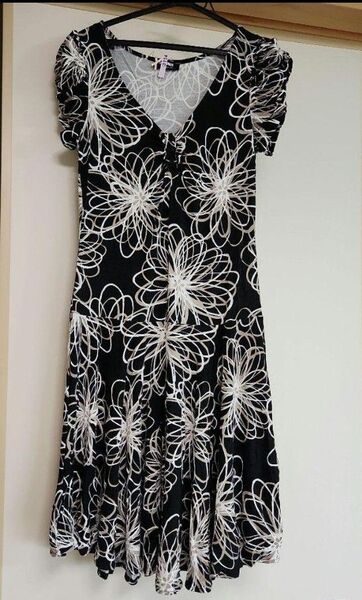 【クリーニング済】シネカノン 花柄 半袖 ひざ丈ワンピース