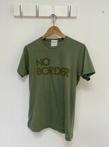 【JF】メッセージプリント半袖Tシャツ　抹茶色　S～Mサイズ　NO BORDER 胸辺りに染みあり　日本製　メイドインジャパン ジェイエフ_画像1