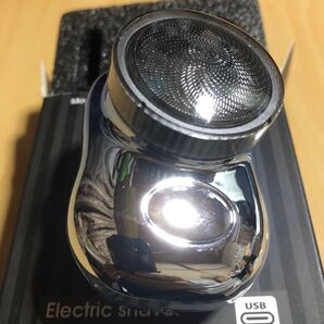 新品電気シェーバー小型髭剃りType-C充電式LED電力量表示軽量3枚刃深剃り回転式乾湿両用型手のひらサイズの三分の一 出張旅行