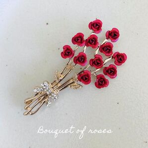 赤い薔薇の花束のブローチ ラインストーン バラ プレゼント エレガント