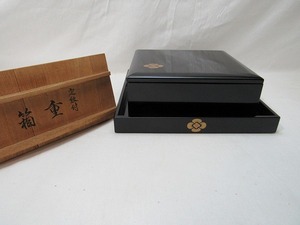 O209724【 古い 石田漆器店 定紋付 重箱 共箱 】 検) 重箱台付 漆器 木工芸 茶道具 茶懐石 茶事 菓子器 菓子入 正月 四方 弁当箱 美品ⅲ