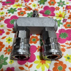 エアツール用の金属製T字型継手、1/4インチ接続2口