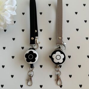 伸縮リール付きホルダー・デイジーチャーム・ 定期券・カギなど・2点セット・新品