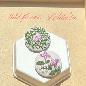 最終価格 ハンドメイド 刺繍ブローチ くるみボタン 北欧風 刺繍ブローチ 一点物 ギフトにも 花 2個セット 133