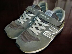 ★中古品 汚れ破れ有り 2016年 newbalance ニューバランス KV996CAY 20.5cm グレー 灰 ゴム紐 ベルクロ KIDS キッズ スニーカー 子供靴★