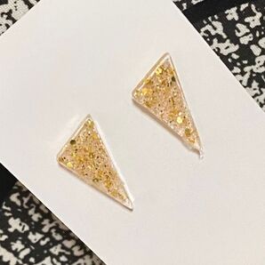 ゴールドラメ 三角形 レジンピアス