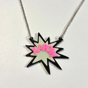 KAPOW ポップアート ネックレス アクリル製 ピンク ブラック 漫画 コミック 爆発音 衝撃音 ロック パンク y2k