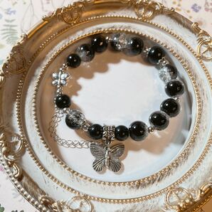 【相場以下!】天然石ブレスレット 黒 クラック水晶 蝶チャーム