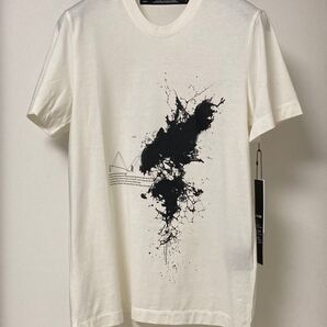 11月末まで。JULIUS グラフィックプリントカットソー WHITE
