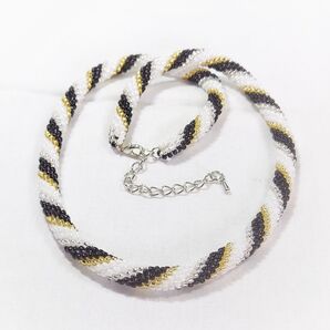 割引中 ブラックとホワイトのチューブクロッシェネックレス 42cm