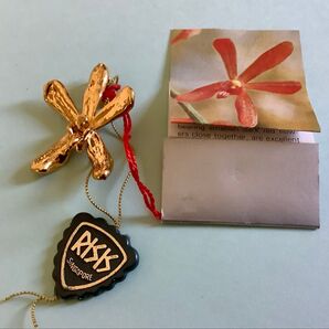 RISK シンガポール製 金色の花型チャーム