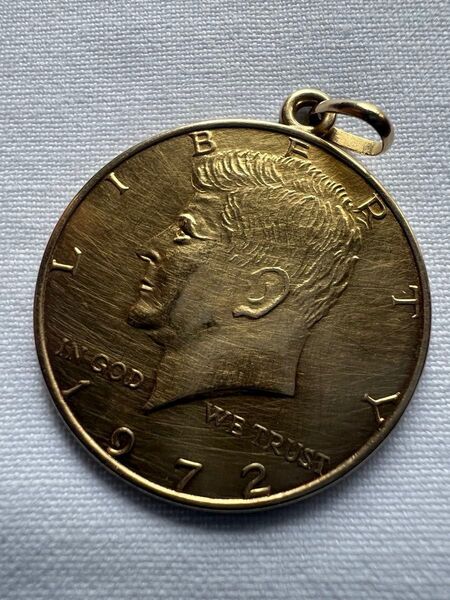 ケネディコイン 1972年 ハーフダラー ペンダントトップ ゴールドカラーk18裏はシルバー925