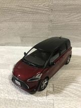 1/30 トヨタ 新型シエンタ Sienta 後期　非売品 カラーサンプル ミニカー 2トーン ブラックマイカ×センシュアルレッドマイカ_画像1