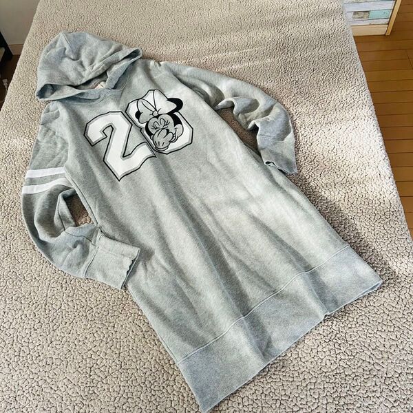 美品 ★ユニクロ★ ミニーマウス ロング フード付きパーカー20 【M】グレー プリント リブ袖 スウェット