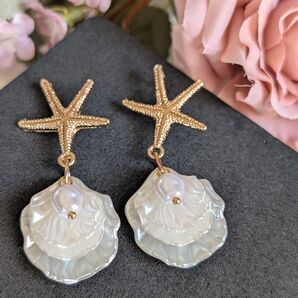 貝殻パールのダングルピアス 海