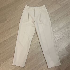 UNIQLO 感動タックパンツ Mサイズ NATURAL