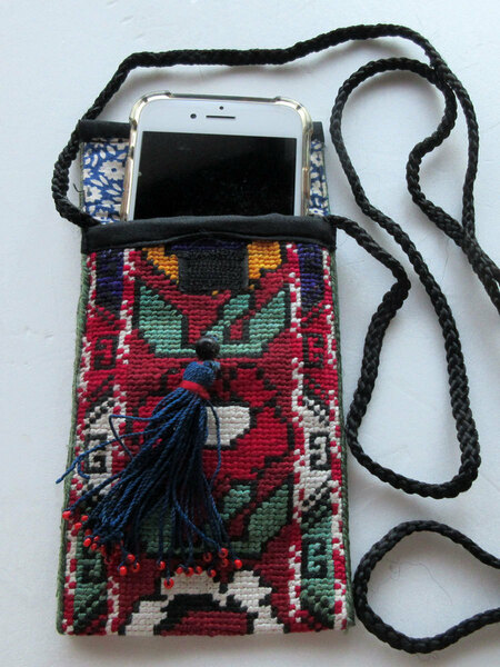 ●アフガニスタンからの贈り物”刺繍携帯入れ　ポシェット”07