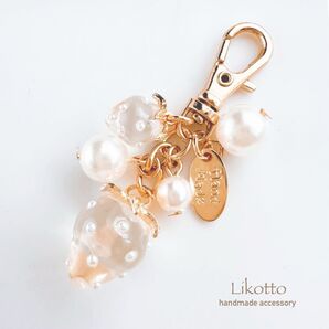 【C101】ハンドメイドイチゴチャーム パールいちご パスケースポーチ 大人可愛い キーホルダー バッグチャーム クリア