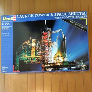 レベル スペースシャトル 発射台付 (1/144スケール 04911)