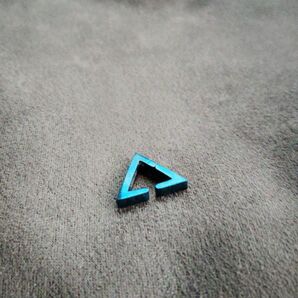 三角形の青い飾り