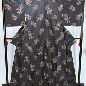 KS73 カジュアル着物 小紋 黒 赤 花柄 匿名配送 紬 正絹