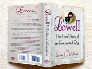 ..　Lowell : The True Story of an Existential Pig : by Gay L. Balliet ほぼ美品