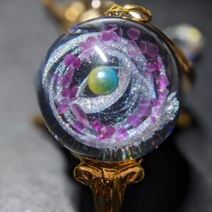 【No.326】宇宙玉レジンキーホルダー ハンドメイド パールオーブ ルビー原石 渦巻き 25mm球