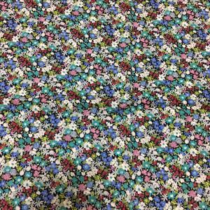 リバティ風 シックな小花柄 マスクに向いています。