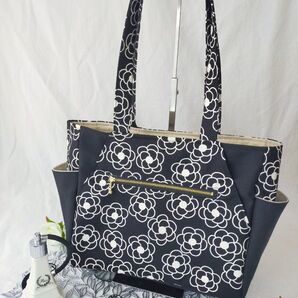 北欧風花柄のポケットたくさんトートバッグ  ハンドメイド 北欧 マザーズバッグ ハンドバッグ カメリア 椿 収納力抜群 ブラック