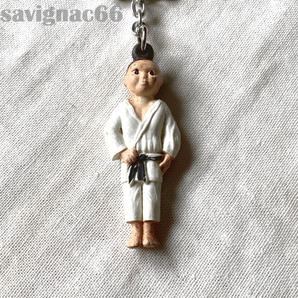 60年代 フレンチキーホルダー 柔道 ガール フィギュア ★ 60s フランス vintage アンティーク 当時物 五輪 オリンピック 記念品 ノベルティ
