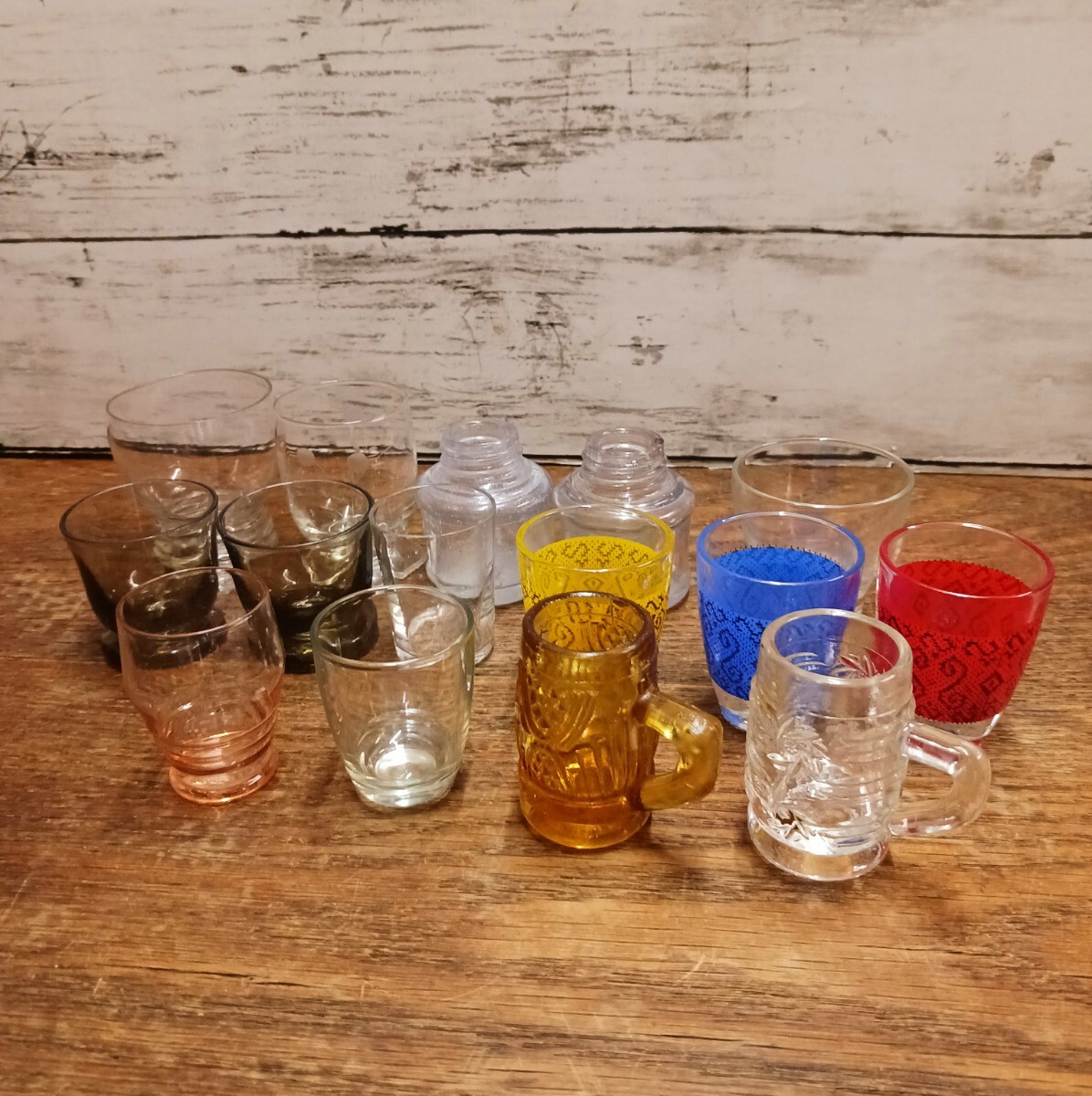 古いグラス カップ ウランガラス ⁇ 赤縁 持ち手付き 手作り 硝子 レトロ 古いグラス カップ ウランガラス ⁇ 赤縁 持ち手付き 手作り 硝子