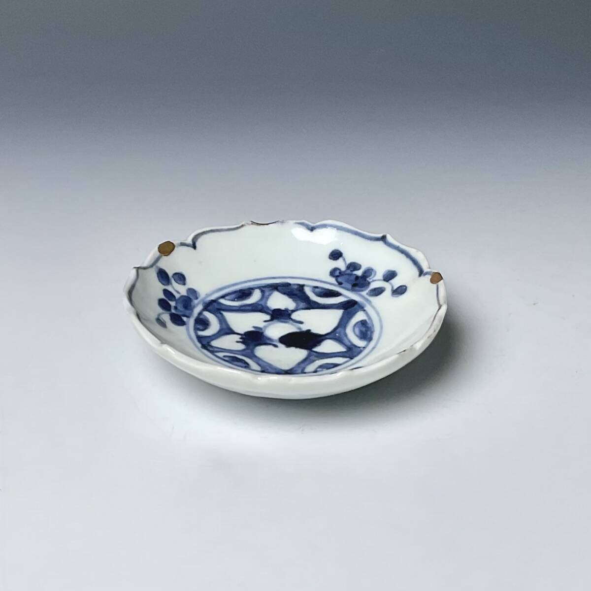 骨董　アンティーク　藍九谷　染付　桃図　輪花縁　小皿　誉印　初期伊万里　古伊万里 楽天市場】骨董○藍九谷人物文皿○前期伊万里 / 甘手 | 江戸前期