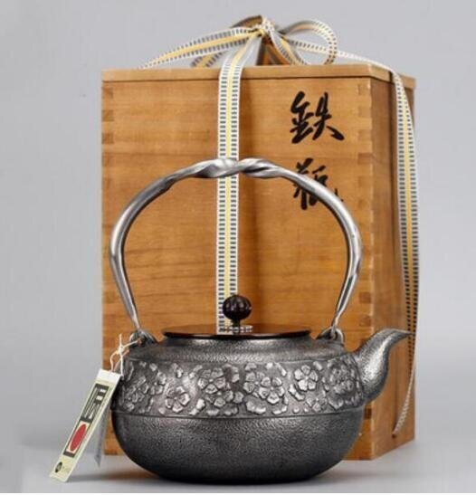 稀少南部鉄器　老砂鉄瓶 古董品 時代品 在銘 南部鉄器 砂鉄製鉄瓶 | 南部型 波千鳥 | 1L | 薫山工房