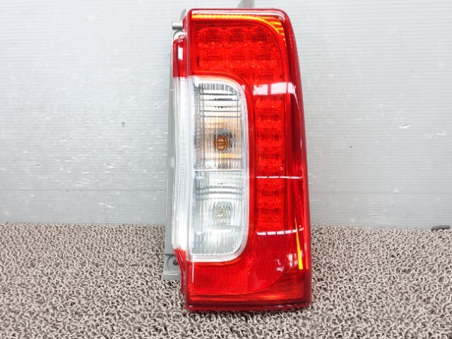 ダイハツ　タントカスタム　LA600S 純正　右　テールランプ ダイハツ 純正 タント 《 LA600S 》 右テールランプ P81700